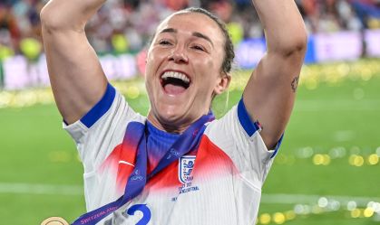 Campeã pela Inglaterra, Lucy Bronze jogou Euro Feminina com tíbia fraturada