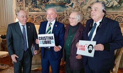 Lula se reúne com ganhador de Nobel da Paz com placa “Cristina livre”