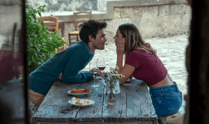 Romance com Madelyn Cline e KJ Apa ganha data e imagens; veja