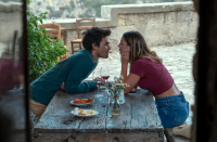 Romance com Madelyn Cline e KJ Apa ganha data e imagens; veja