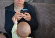 Entenda como o uso do celular pode afetar interações entre pais e filhos