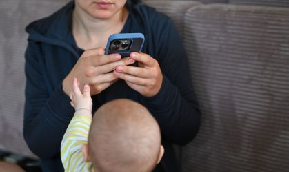 Entenda como o uso do celular pode afetar interações entre pais e filhos
