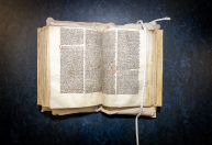 Pesquisadores finalmente decodificam erro em escritura medieval; entenda