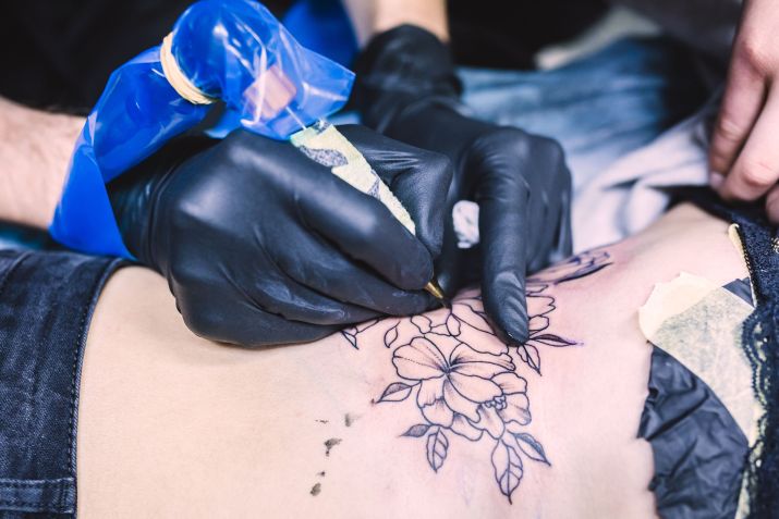 Tatuagens pedem cuidados com higiene ao serem feitas • Freepik