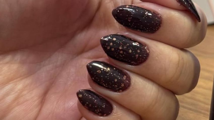 Brown with glitter • Instagram/Aya nails