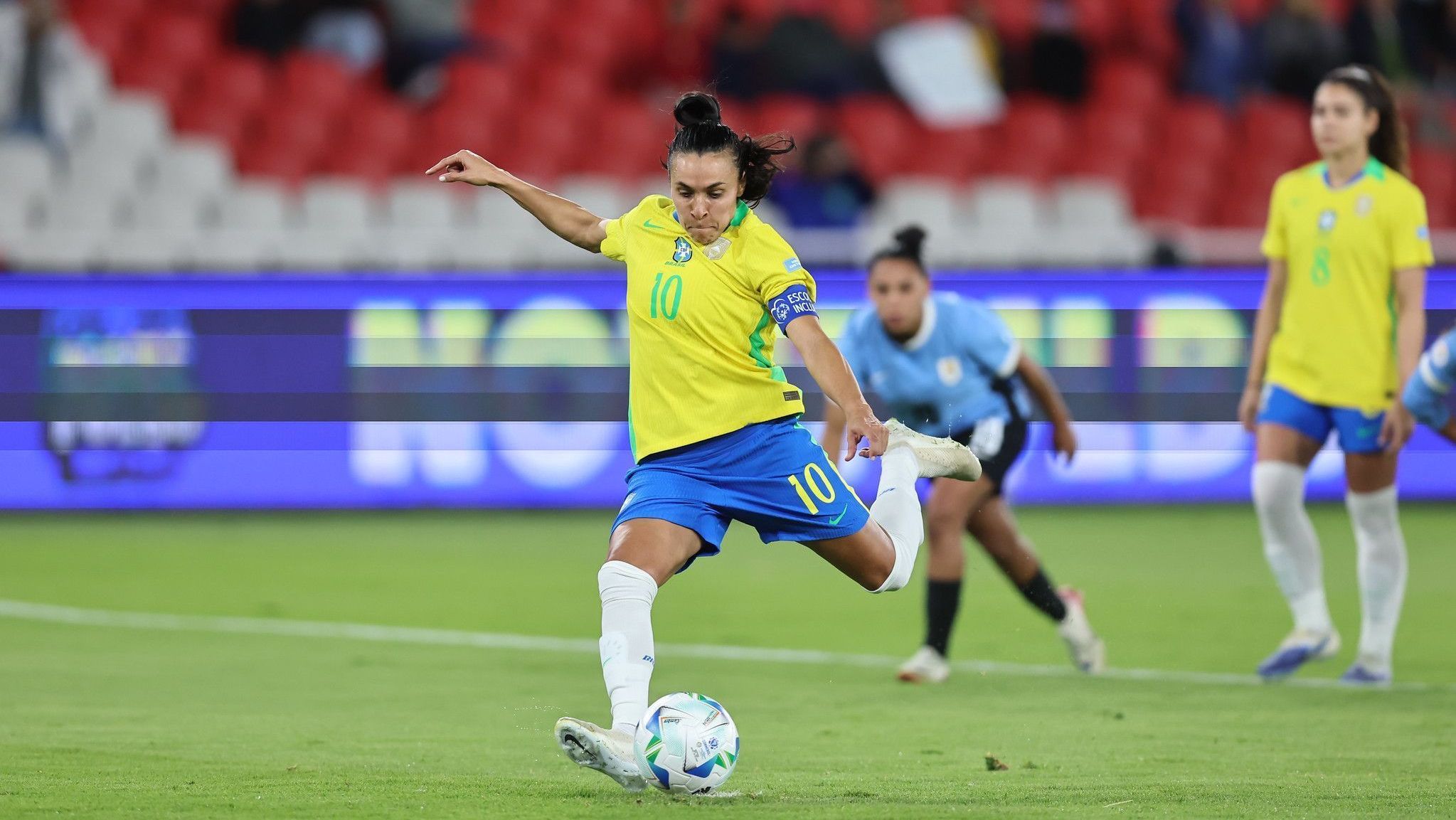 Marta batendo pênalti na Copa América Feminina