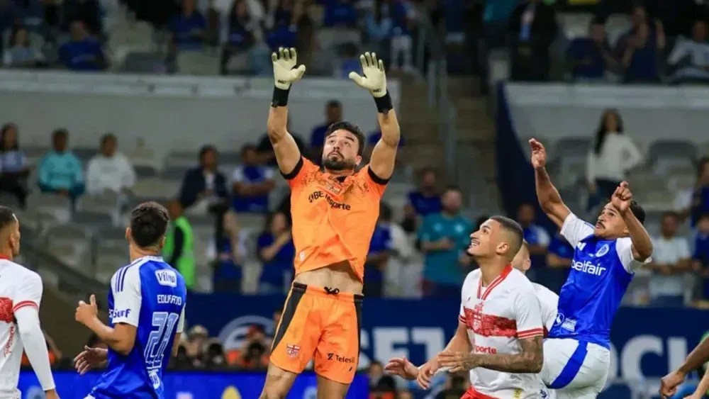 Matheus Albino em ação pelo CRB contra o Cruzeiro, na Copa do Brasil