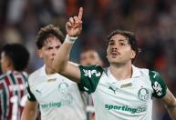 Palmeiras castiga erros do Fluminense, vence e volta à briga pela liderança