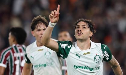 Palmeiras castiga erros do Fluminense, vence e volta à briga pela liderança