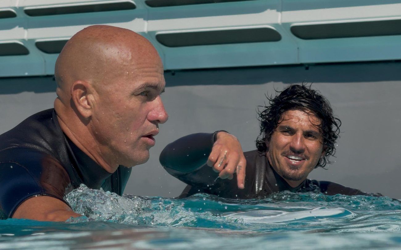 Medina e Kelly Slater surfaram juntos em piscina de ondas do brasileiro
