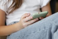 Meninas sentem mais impactos negativos das redes sociais, revela estudo