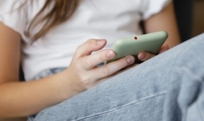 Meninas sentem mais impactos negativos das redes sociais, revela estudo