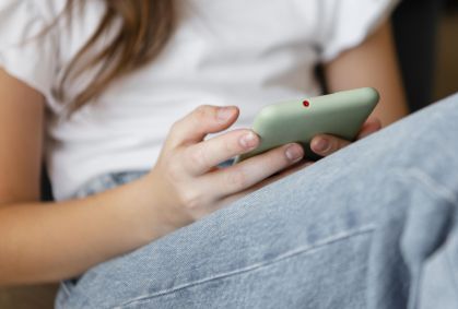 Meninas sentem mais impactos negativos das redes sociais, revela estudo