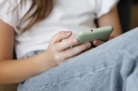 Quase 90% dos brasileiros acima dos 10 anos têm celular, mostra IBGE