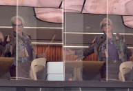 Meryl Streep interage com fãs durante gravações de "O Diabo Veste Prada 2"