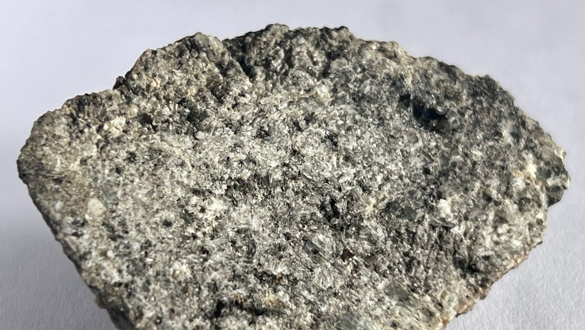 Imagem de um fragmento de Ksar Ghilane 022, um meteorito encontrado no Deserto do Saara em 2023, que os autores de um novo estudo suspeitam que possa ter vindo do planeta Mercúrio