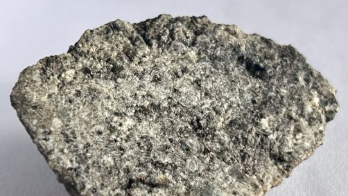 Imagem de um fragmento de Ksar Ghilane 022, um meteorito encontrado no Deserto do Saara em 2023, que os autores de um novo estudo suspeitam que possa ter vindo do planeta Mercúrio