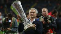 Mourinho desembarca em Portugal e admite interesse em treinar o Benfica
