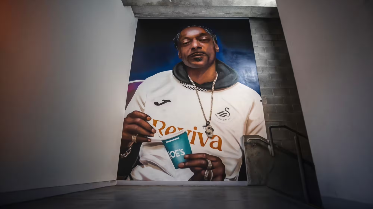 Mural de Snoop Dogg com a camisa do Swansea é finalizado no estádio do clube