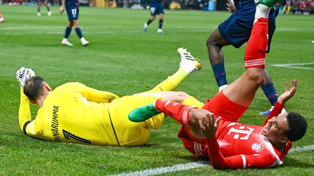 Musiala cai no gramado após choque com o goleiro Donnarumma