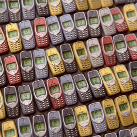 O design gráfico mostra diversas cores do celular Nokia 3310, o tijolão.