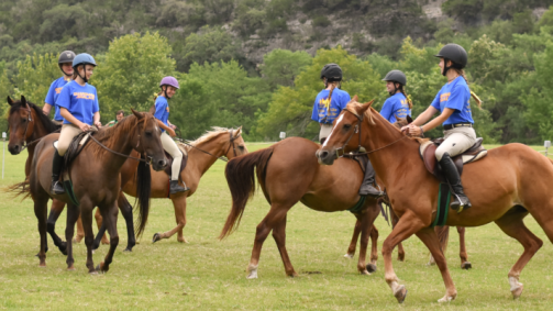 Meninas andando à cavalo no Camp Mystic, no Texas