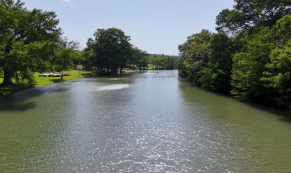 Enchentes no Texas: Acampamentos infantis estão em áreas de alto risco