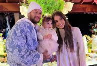 Neymar e Amanda Kimberlly posam juntos com a filha Helena em festa