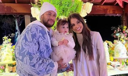 Neymar e Amanda Kimberlly posam juntos com a filha Helena em festa
