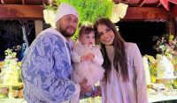 Neymar e Amanda Kimberlly posam juntos com a filha Helena em festa