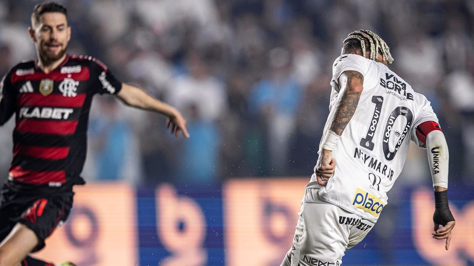 Neymar bate na bola para marcar o gol da vitória do Santos sobre o Flamengo