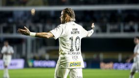 Neymar quase empatou o jogo entre Santos e Inter pelo Brasileiro; craque chegou a comemorar lance