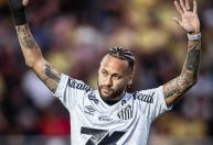 Neymar faz homenagem ao Santos com nova tatuagem na perna; veja