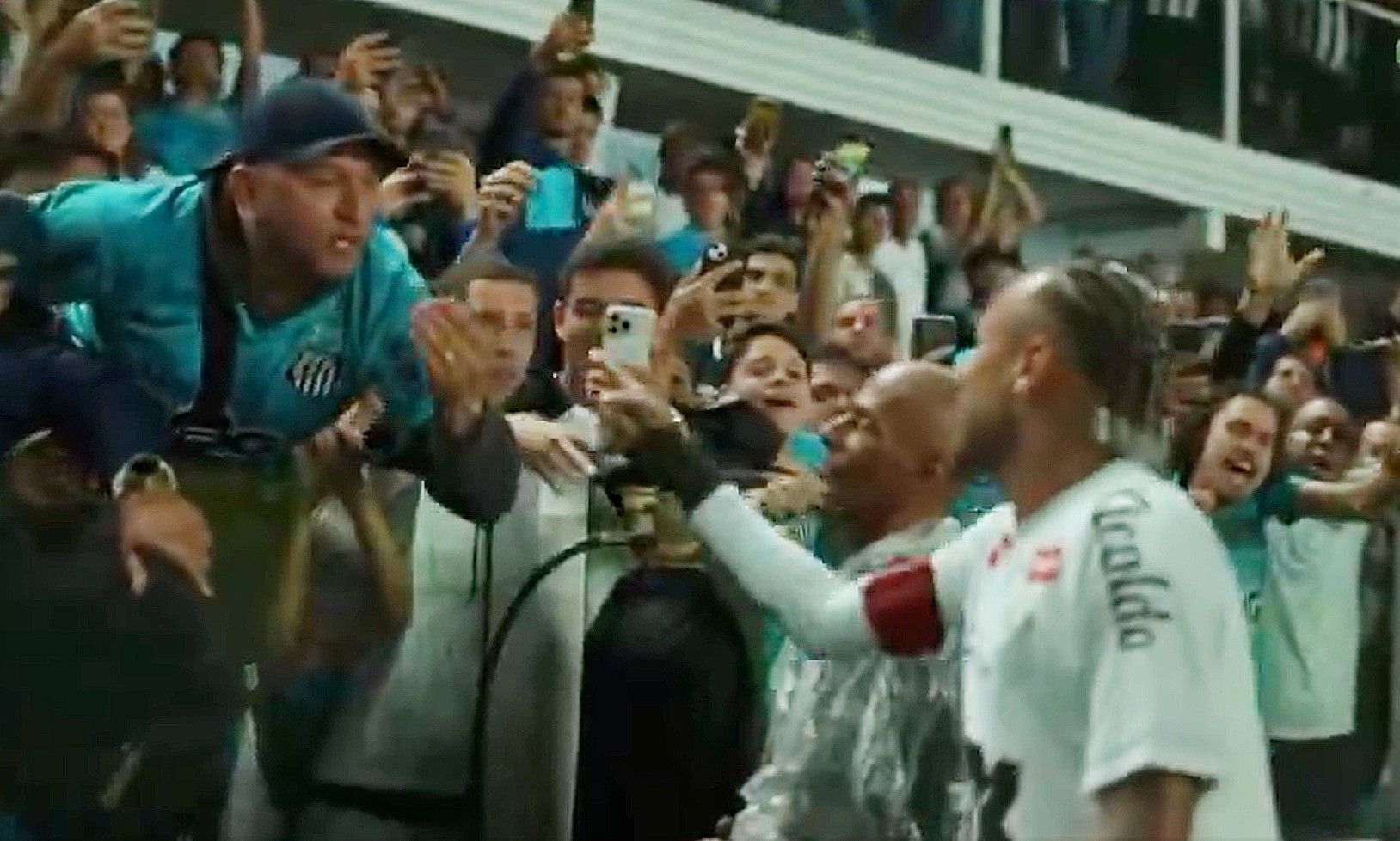 Torcedor envolvido em confusão lança “X-Neymar da Paz” em lanchonete; veja