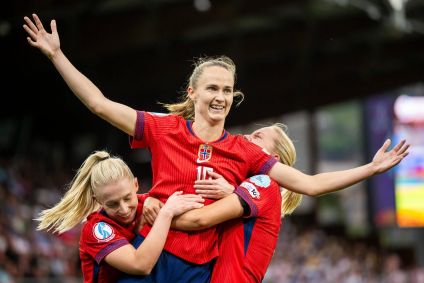 Jogadoras da Noruega celebrando gol pela Eurocopa Feminina