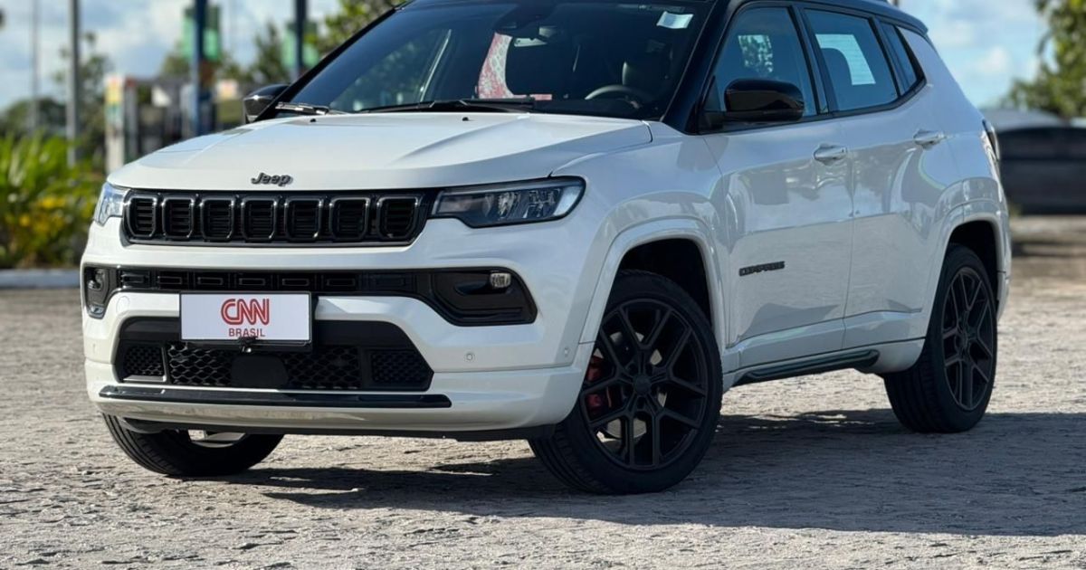 Jeep Compass Blackhawk 2026 inaugura motor Hurricane flex de 272 cv