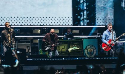 “Live Forever”: Oasis homenageia Diogo Jota em show de reunião; veja