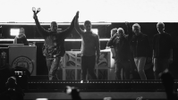 Oasis retorna aos palcos ao som de “Hello”, hit considerado polêmico