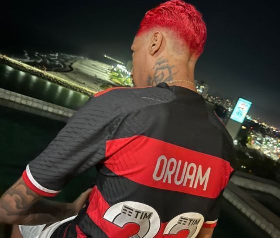 Oruam vestindo a camisa do Flamengo no seu aniversário de 24 anos • Reprdução/X/@mauro_davi6