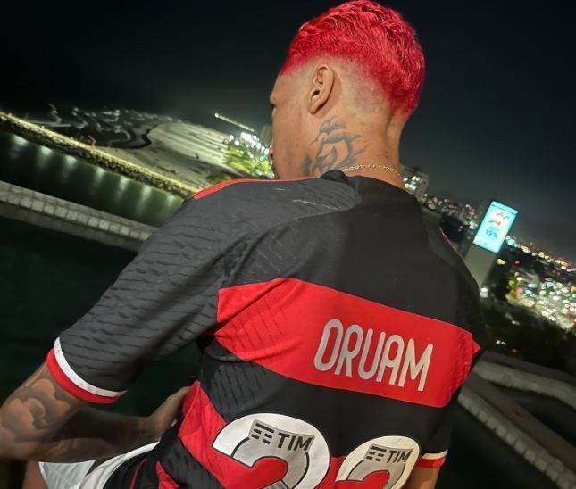 Oruam vestindo a camisa do Flamengo no seu aniversário de 24 anos