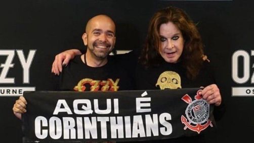 Ozzy Osbourne com faixa do Corinthians