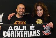 Ozzy Osbourne posou com faixa do Corinthians em última turnê pelo Brasil