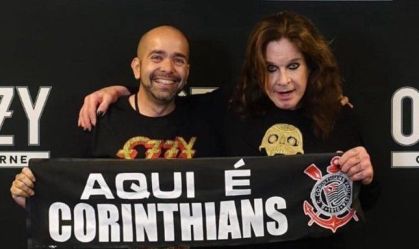 Ozzy Osbourne com faixa do Corinthians