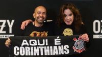 Ozzy Osbourne posou com faixa do Corinthians em última turnê pelo Brasil