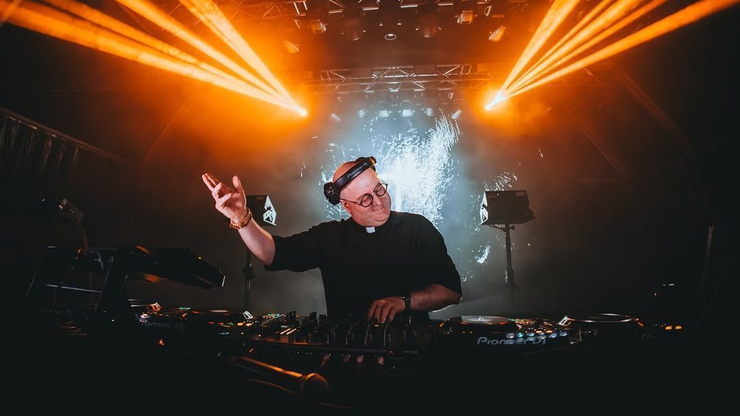 Padre Guilherme atuando como DJ