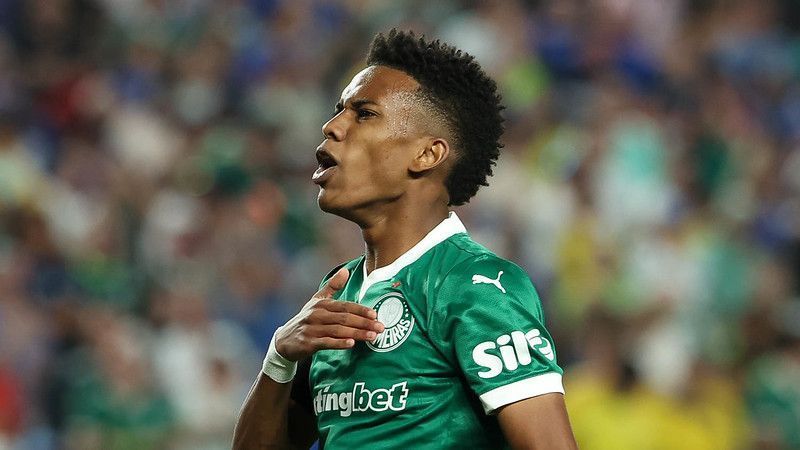 Estêvão se despede do Palmeiras com prêmio de melhor em campo no
