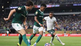 Estêvão tenta drible em Palmeiras x Chelsea pelo Mundial de Clubes