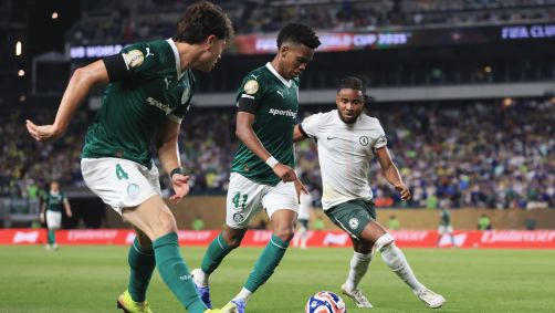 Estêvão tenta drible em Palmeiras x Chelsea pelo Mundial de Clubes