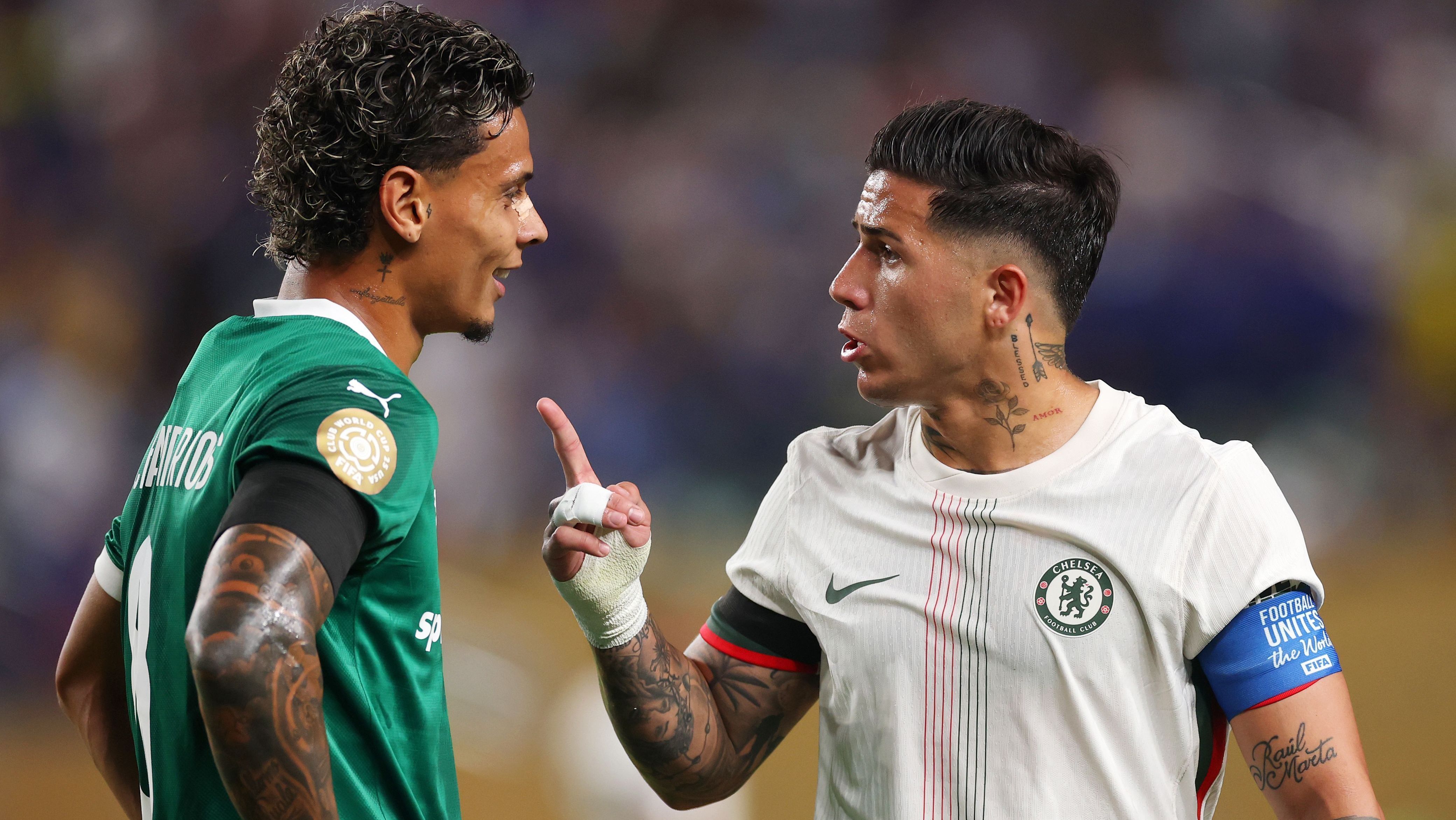 Richard Ríos e Enzo Fernández discutem em Palmeiras x Chelsea