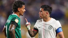 Richard Ríos e Enzo Fernández discutem em Palmeiras x Chelsea